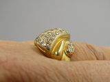une bague en or sertie de diamants au doigt d'une personne