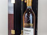 une bouteille de whisky au cognac dans un coffret en bois