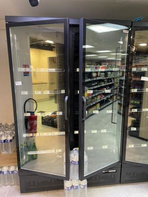 une porte vitrée ouverte dans un magasin