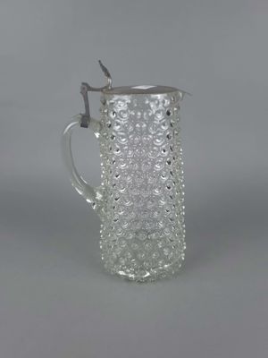 une image représentant un pichet en verre transparent muni d'une anse