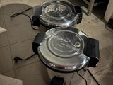deux friteuses électriques posées par terre dans la cuisine
