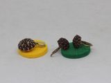 une paire de mûres miniatures sur une assiette jaune et verte
