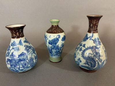 Ensemble de 3 vases balustres en porcelaine à décor de perso…