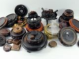 de nombreux types d'objets différents qui se trouvent sur la table