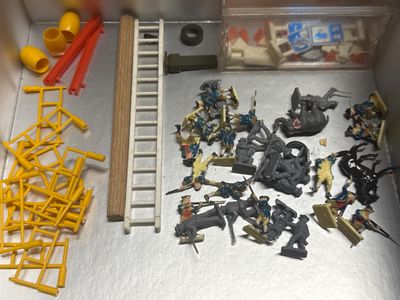beaucoup de Lego et d'autres jouets accrochés au mur