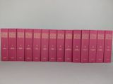 six livres roses alignés les uns à côté des autres sur une surface blanche