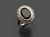 une bague en or sertie d'un diamant noir