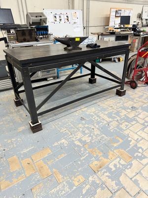 une photo représentant un établi dans une usine, avec un vélo au premier plan