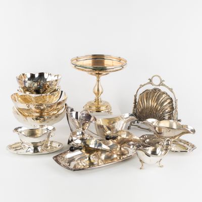 Plusieurs objets plaqués argent sont disposés sur une surface blanche