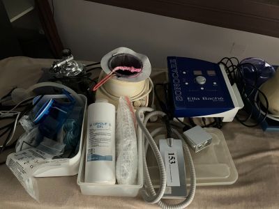 beaucoup d'appareils médicaux posés sur un lit
