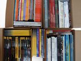 beaucoup de dvd dans une boîte sur la table