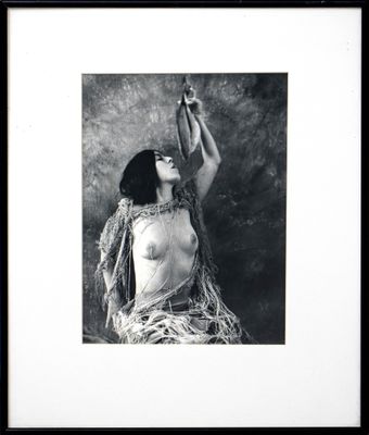 photographie en noir et blanc d'une femme tenant une cigarette à la main
