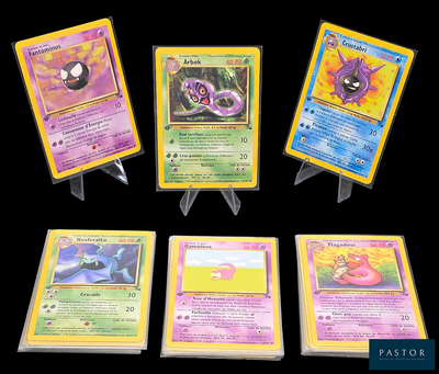 Quatre cartes Pokémon différentes sont représentées sur un fond noir.
