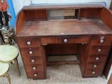 un bureau avec un miroir et une chaise dans une pièce