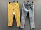 deux paires de jeans jaunes et bleus accrochées au mur
