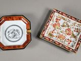 paire de petits plats en porcelaine ornés de motifs floraux et bordés d'or