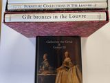 trois livres sont empilés sur une table