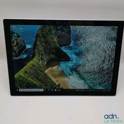 une image représentant une tablette posée sur une table