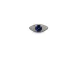 gros plan d'une bague en saphir bleu et diamant sur fond blanc