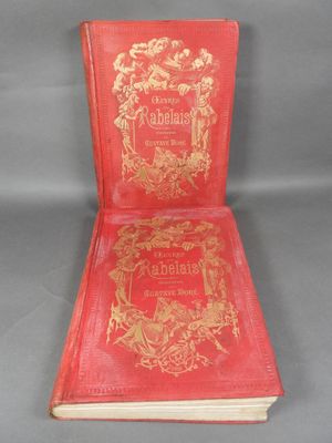 un livre rouge posé sur une table, devant un fond gris