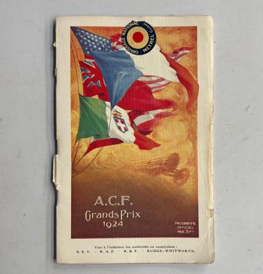 un vieux livre sur lequel figure l'image d'un groupe de drapeaux flottant au vent