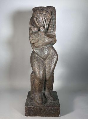 statue d'une femme tenant un bébé dans ses bras