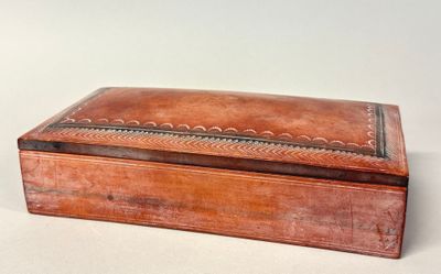 Boite quadrangulaire à couvercle bombé garnie de cuir teinté…
