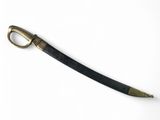 une épée noire et dorée sur fond blanc