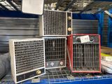 de nombreuses cages empilées les unes sur les autres