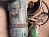 a drill that is sitting on the floor next to a cord
