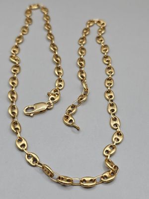 un collier à chaîne en or avec des maillons et un fermoir