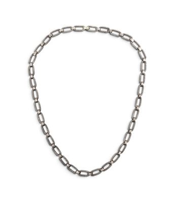 gros plan d'un collier sur fond blanc