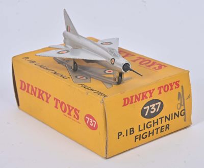 un petit avion en jouet qui se trouve dans une boîte posée sur une table