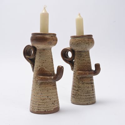 deux bougies placées l'une à côté de l'autre sur une table