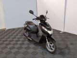un scooter garé dans une pièce