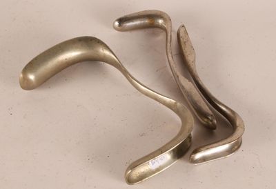 un objet métallique posé sur une table
