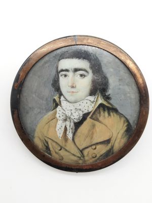 portrait d'un homme vêtu d'un trench-coat et d'une écharpe blanche