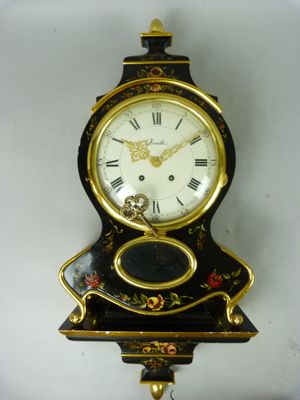une horloge noire et dorée accrochée au mur