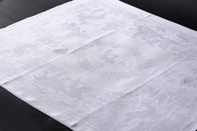 une image représentant un mouchoir blanc posé sur une table noire