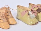 une paire de chaussures de bébé jaunes ornées de pompons