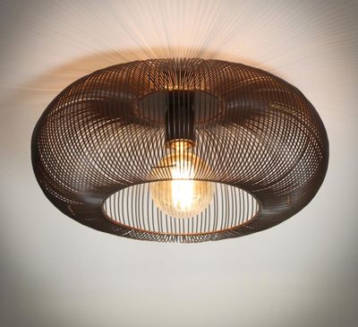 une image d'une lampe fixée au plafond d'une pièce
