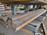 de nombreuses pièces de bois empilées les unes sur les autres