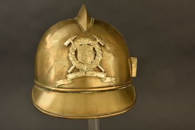 un casque doré orné d'un blason