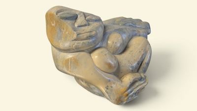 une sculpture en pierre représentant un homme allongé sur le dos