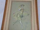 Un tableau représentant une femme en robe jaune est accroché au mur.