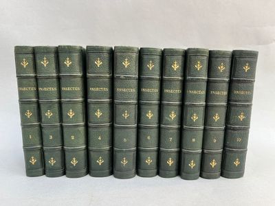 une pile de six livres verts empilés les uns sur les autres