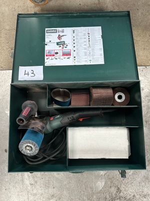 une boîte verte contenant quelques outils