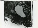 une image représentant une photo en noir et blanc d'un lac au cœur de la Terre