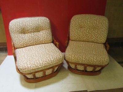 deux chaises placées l'une à côté de l'autre autour d'une table
