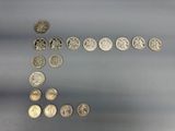 une multitude de pièces disposées de manière à former la lettre « e »